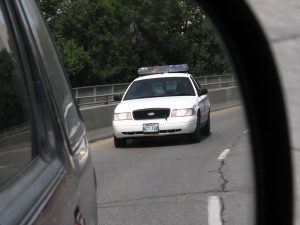 Voiture de police dans le rétroviseur