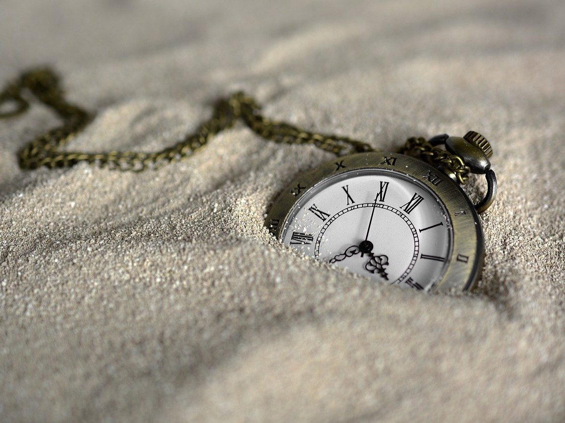 montre dans le sable