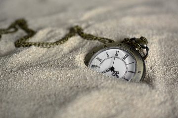 montre dans le sable